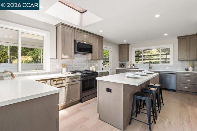 16 Sunnyside Ct, Orinda, CA 94563