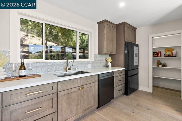 16 Sunnyside Ct, Orinda, CA 94563