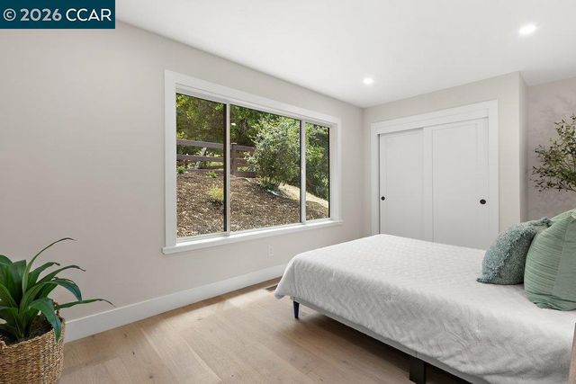 16 Sunnyside Ct, Orinda, CA 94563