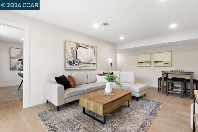 16 Sunnyside Ct, Orinda, CA 94563