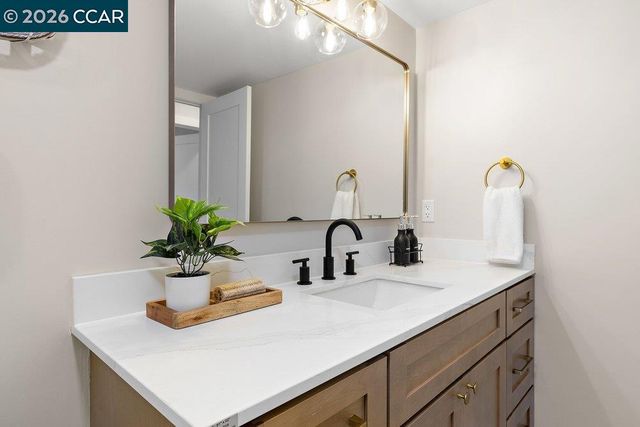 16 Sunnyside Ct, Orinda, CA 94563