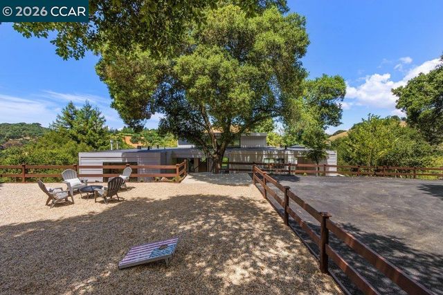 16 Sunnyside Ct, Orinda, CA 94563