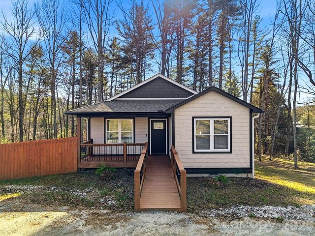 224 Walt Drive, Hendersonville, NC 28792