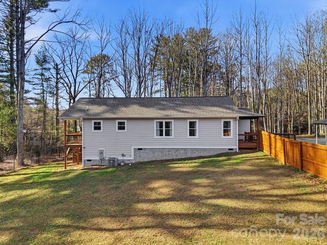 224 Walt Drive, Hendersonville, NC 28792