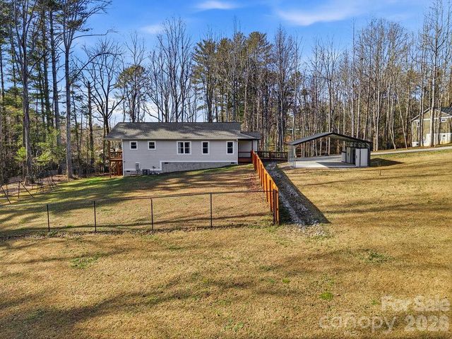 224 Walt Drive, Hendersonville, NC 28792