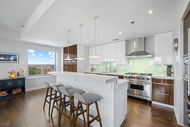 4350 N Broadway Street 1002, Chicago, IL 60613