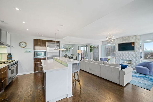 4350 N Broadway Street 1002, Chicago, IL 60613