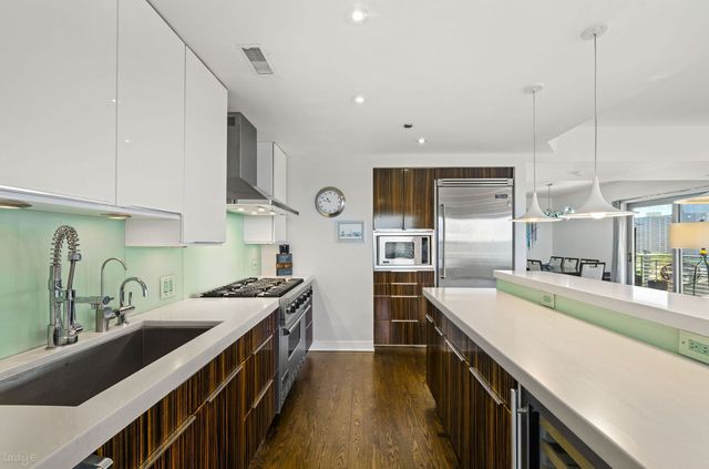 4350 N Broadway Street 1002, Chicago, IL 60613