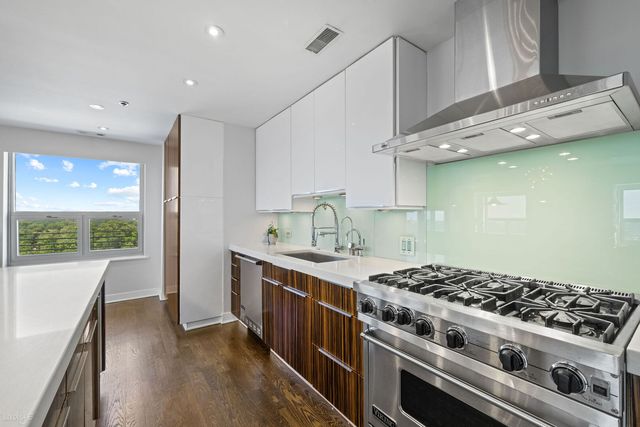4350 N Broadway Street 1002, Chicago, IL 60613