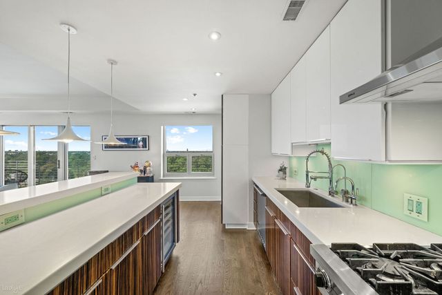 4350 N Broadway Street 1002, Chicago, IL 60613