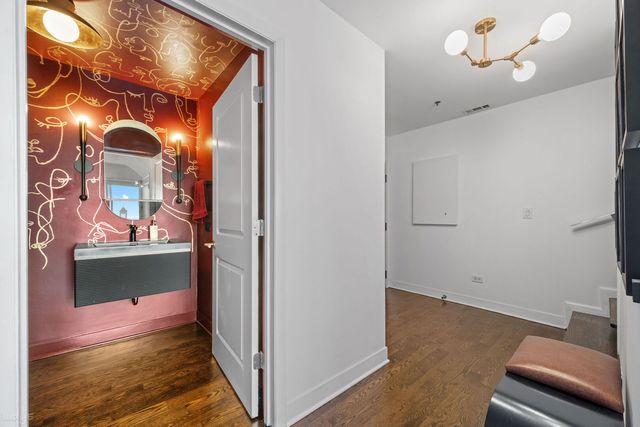 4350 N Broadway Street 1002, Chicago, IL 60613