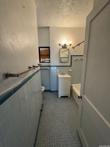 560 W Lynwood, San Antonio, TX 78212