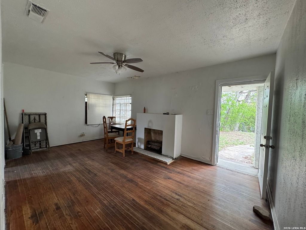 560 W Lynwood, San Antonio, TX 78212