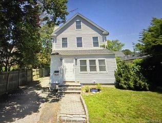 105 Bayview Avenue, Manhasset, NY 11030