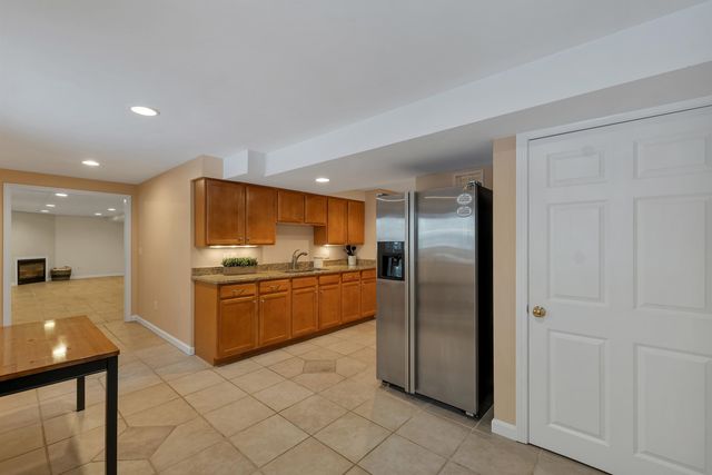 19 Sheffield Street, Hudson, NH 03051