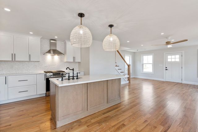 23 Clinton Avenue, Old Saybrook, CT 06475