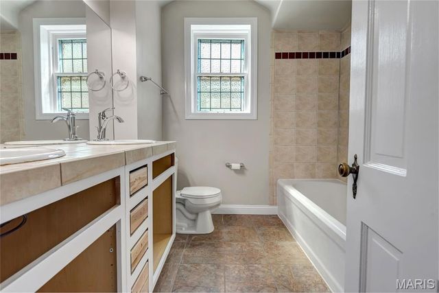 7536 Oxford Drive 3, St Louis, MO 63105