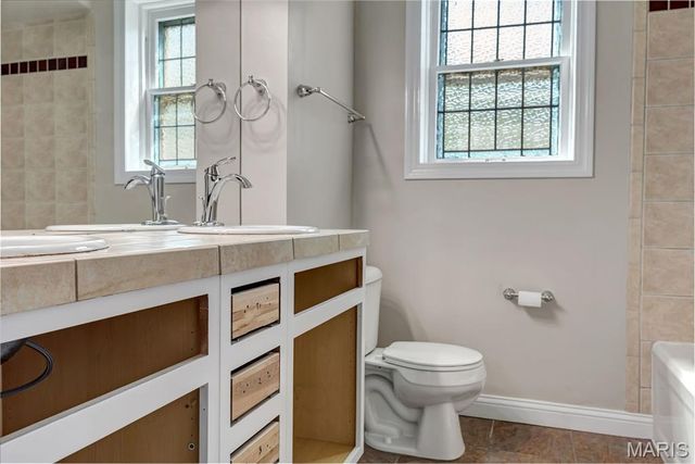 7536 Oxford Drive 3, St Louis, MO 63105