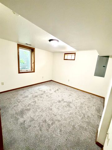 220 18th St SE, Minot, ND 58701