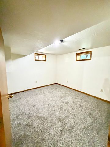 220 18th St SE, Minot, ND 58701
