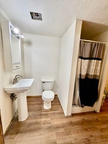220 18th St SE, Minot, ND 58701