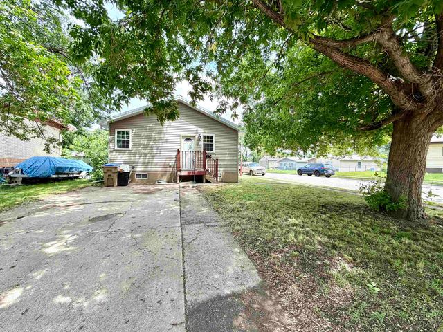 220 18th St SE, Minot, ND 58701