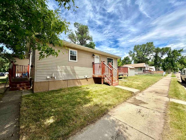 220 18th St SE, Minot, ND 58701