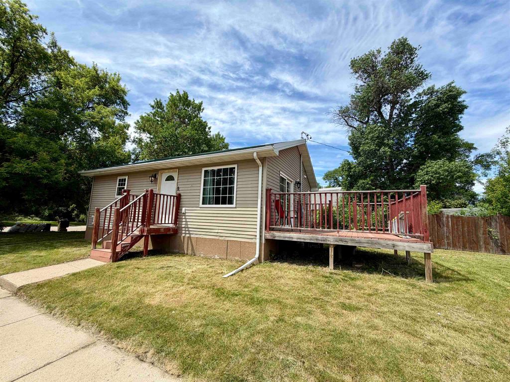 220 18th St SE, Minot, ND 58701