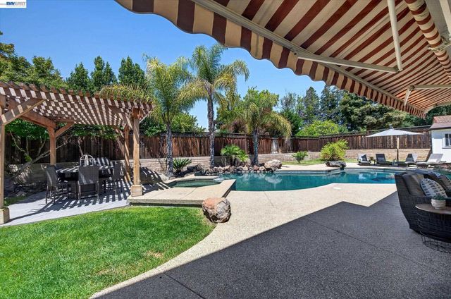 2337 Grosvenor Heights Ct, Livermore, CA 94550