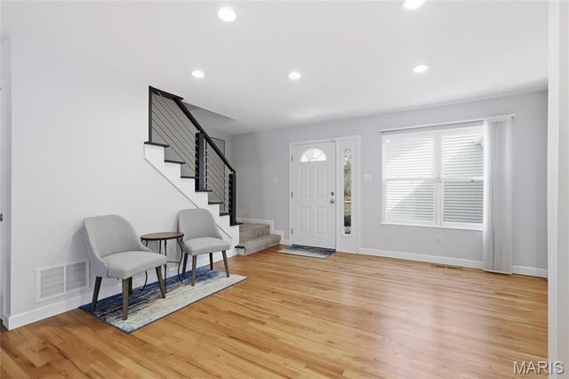 957 N Spoede Road, Creve Coeur, MO 63146