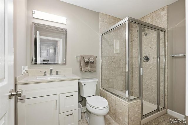 957 N Spoede Road, Creve Coeur, MO 63146