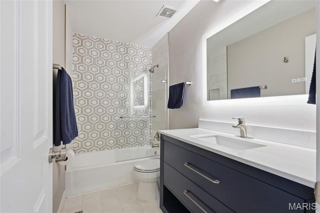 957 N Spoede Road, Creve Coeur, MO 63146