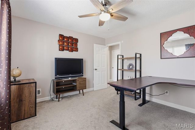 957 N Spoede Road, Creve Coeur, MO 63146