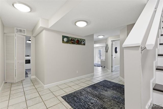 957 N Spoede Road, Creve Coeur, MO 63146