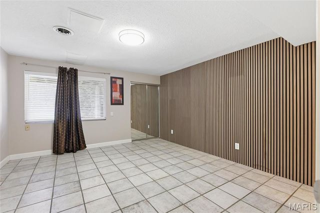 957 N Spoede Road, Creve Coeur, MO 63146