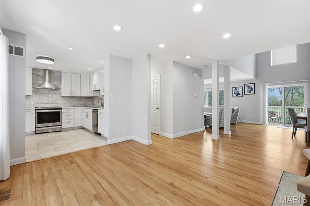 957 N Spoede Road, Creve Coeur, MO 63146