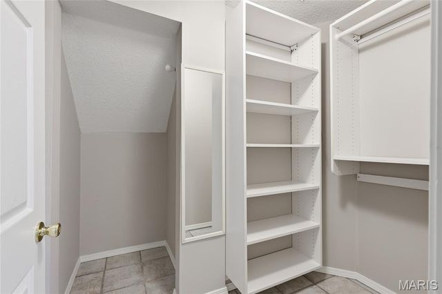 957 N Spoede Road, Creve Coeur, MO 63146