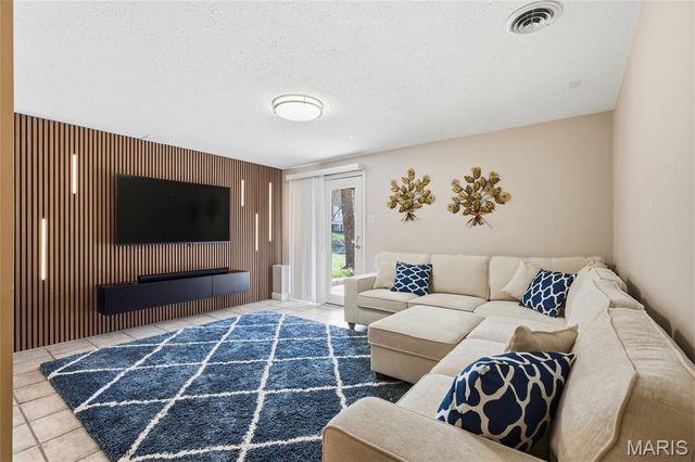 957 N Spoede Road, Creve Coeur, MO 63146