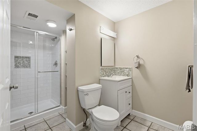 957 N Spoede Road, Creve Coeur, MO 63146