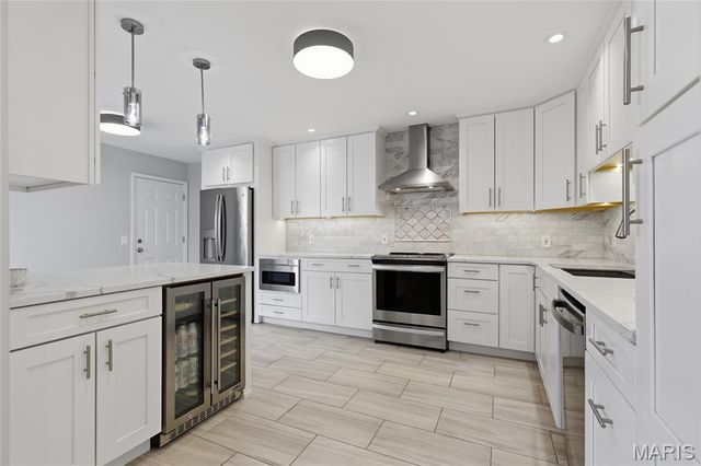 957 N Spoede Road, Creve Coeur, MO 63146