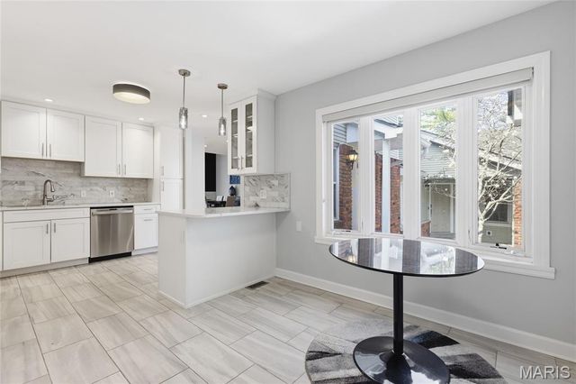 957 N Spoede Road, Creve Coeur, MO 63146