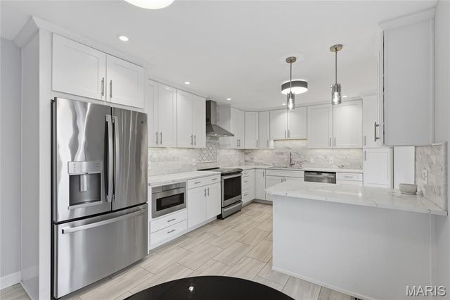 957 N Spoede Road, Creve Coeur, MO 63146