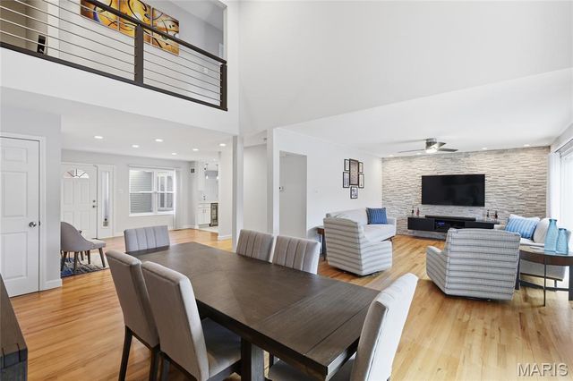 957 N Spoede Road, Creve Coeur, MO 63146