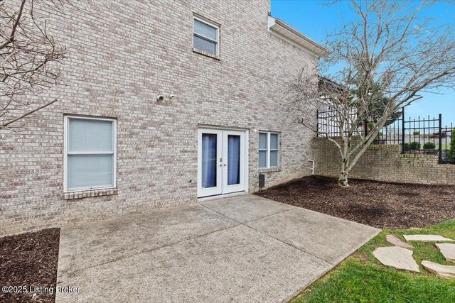 1700 Mahogany Run Dr, La Grange, KY 40031