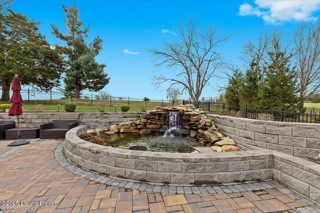 1700 Mahogany Run Dr, La Grange, KY 40031