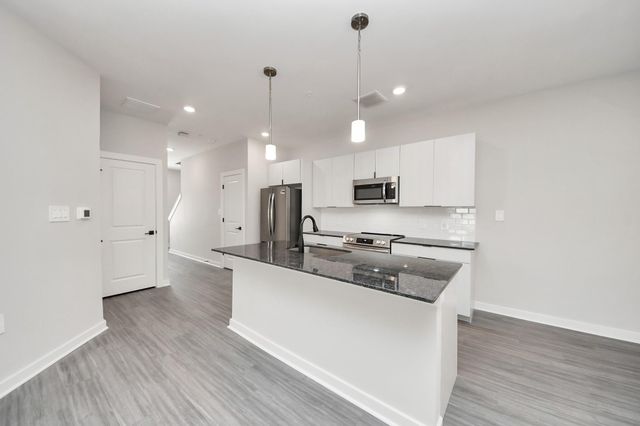 7711 Longmire Road 200, Conroe, TX 77304