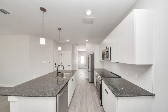 7711 Longmire Road 200, Conroe, TX 77304