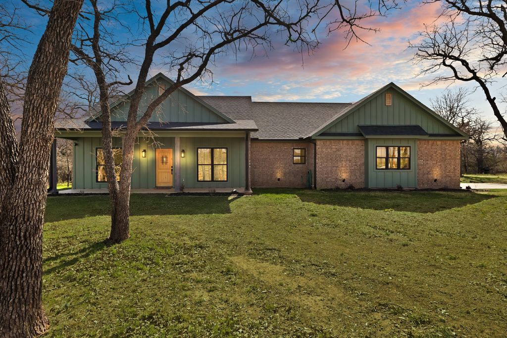 230 Silver Lakes Drive, Sunset, TX 76270