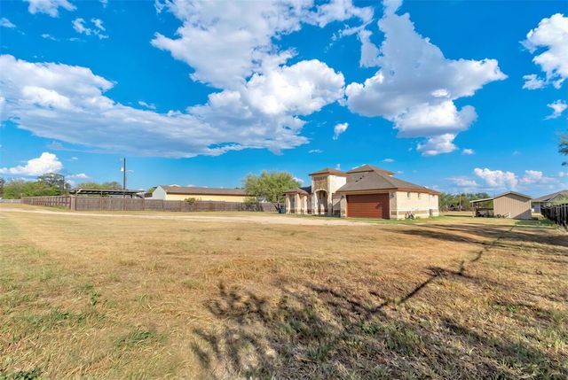 199 McDonald LN W, Cedar Creek, TX 78612