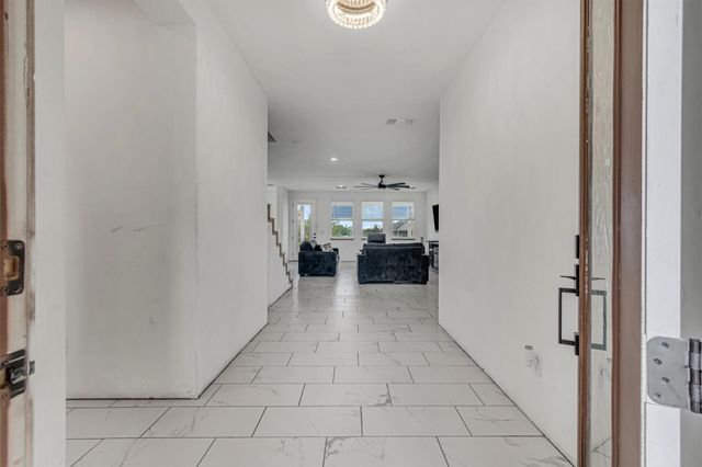 199 McDonald LN W, Cedar Creek, TX 78612